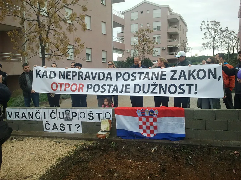 FOTOGALERIJA – Opet drama u Diklu; Stanari Galićevih zgrada jasno poručuju: Ne prosvjedujemo radi pristupnog puta