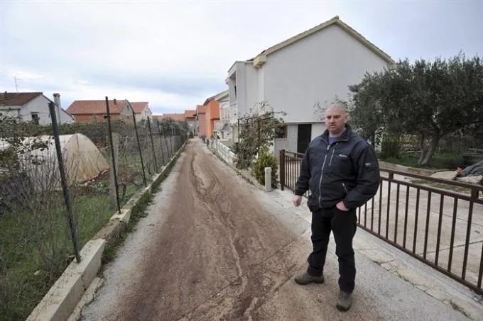 Stanari: Ne možemo doći do svojih kuća; Vlasnik uljare: Možete, helikopterom!