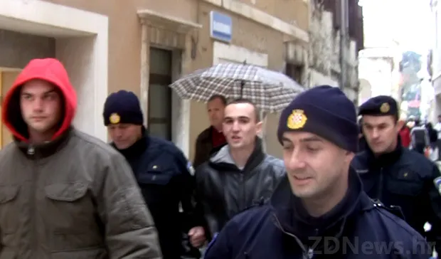 VIDEO – POGLEDAJTE PRIVOĐENJE MLADIH ZADRANA “Prika, privode nas jer smo bacali jaja na bandu”