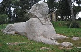 ZAPOSTAVLJENI SIMBOL ZADRA