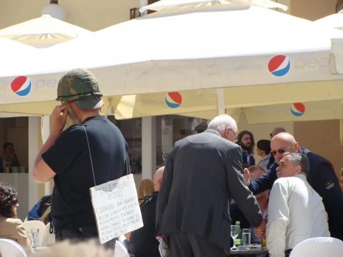 Odlučio uzeti stvar u svoje ruke: Pročelnik Pešut odgurnuo branitelja i oteo mu transparent