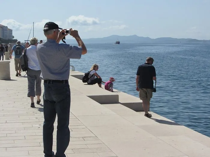 Morske orgulje ne sviraju, Pozdrav suncu napola svijetli