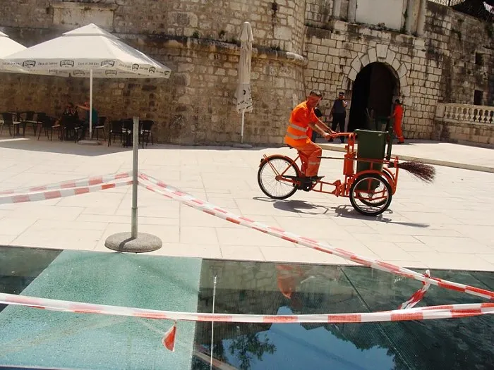 KALMETA ZA POSTAVLJANJE NOĆNOG ČUVARA Razbijeno još jedno staklo na Trgu Petra Zoranića