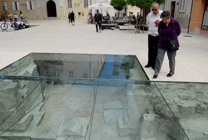 Zadrane zanima klizavo staklo, a turisti ne znaju što se ispod njega nalazi