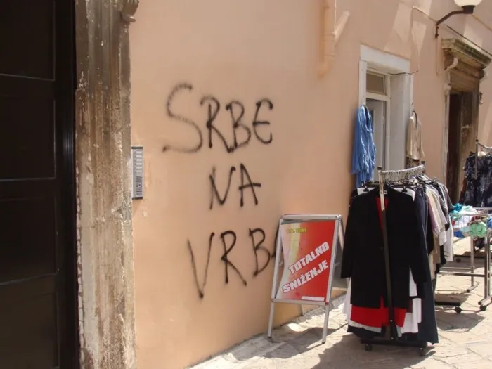 Nije bilo napada, ali su mladi huligani oštećivali automobile