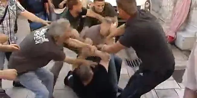 VIDEO: BRUTALNA TUČNJAVA NA ZADARSKOJ TRŽNICI Vlasnici štanda napali oca i sina: Htjeli su poštovati zakon i izdavati fiskalne račune