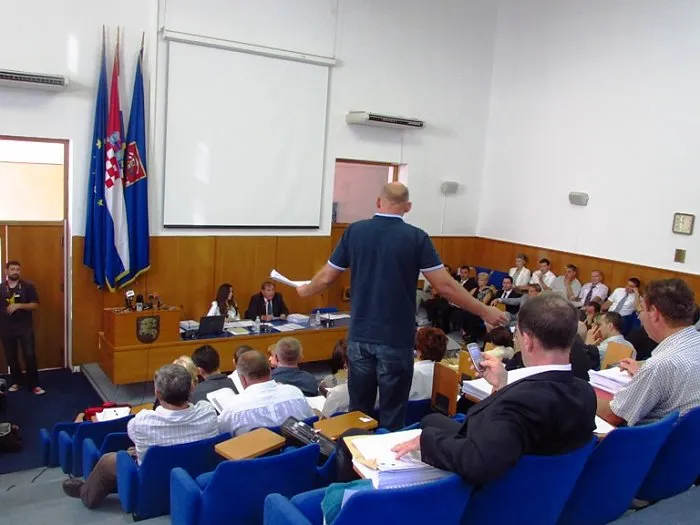 CIRKUS U GRADSKOM VIJEĆU – Reno Sinovčić predlaže psihotest za vijećnike, Pupić Bakrač traži prisustvo četvorice građana sa Šolajne