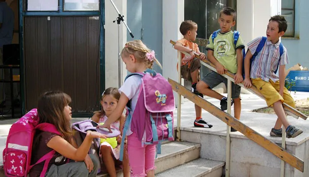 Gotovo 900 prvaša danas prvi put u klupama