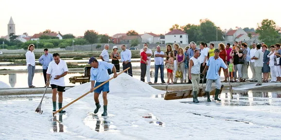 Najuređenija plaža Šimuni na Pagu, najoriginalnija turistička zanimljivost solana Nin
