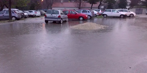 Vodi li itko brigu o parkiralištu na Ravnicama?