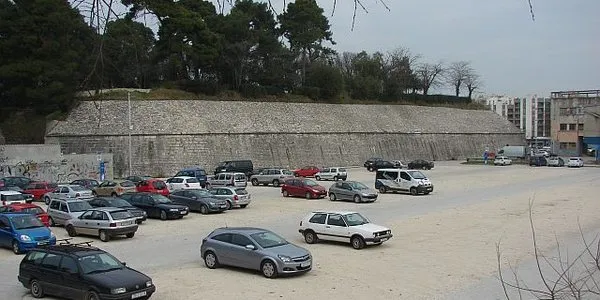 Zatvoreno parkiralište ispred Jazina