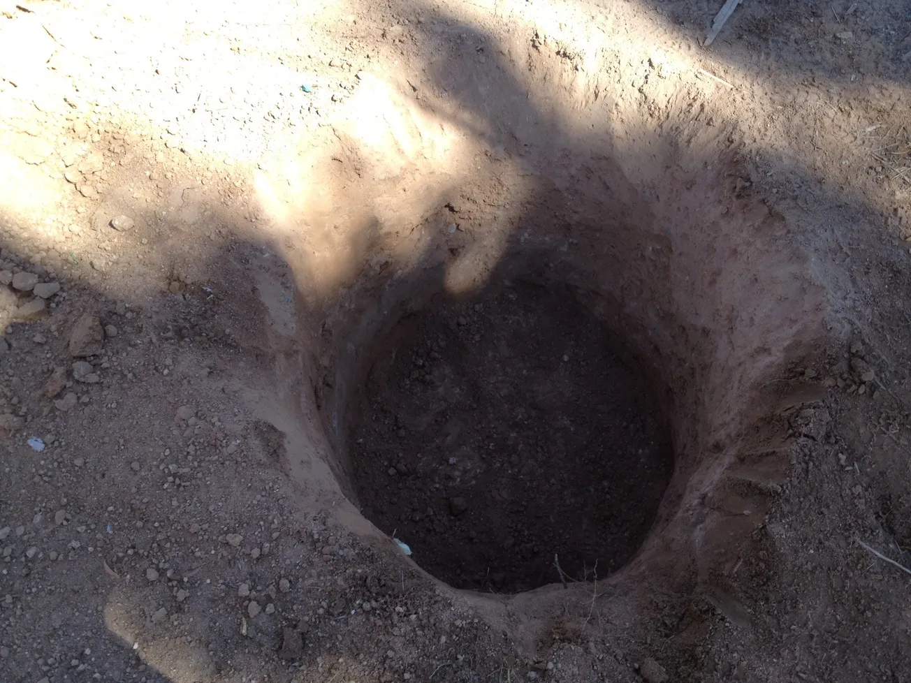 Sjedili na krovu i uživali u pogledu na more, a onda svi propali u rupetinu!