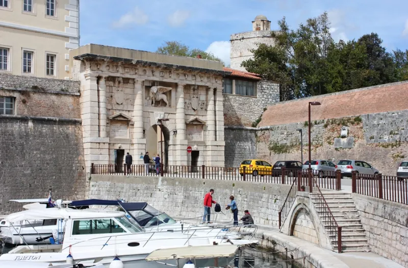 Županiju iseliti za hotel i restoran, u Varoš zonu zabave, a na Bili brig ZOO park!