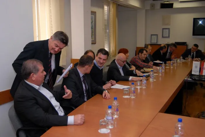 Otočani Pašmana i Ugljana bojkotirat će Gaženicu ako ne dobiju 23 veze za Preko