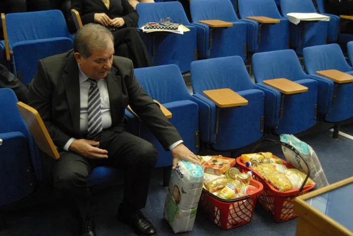 Ante Rubeša predsjedniku Živku Kolegi poklonio pelene