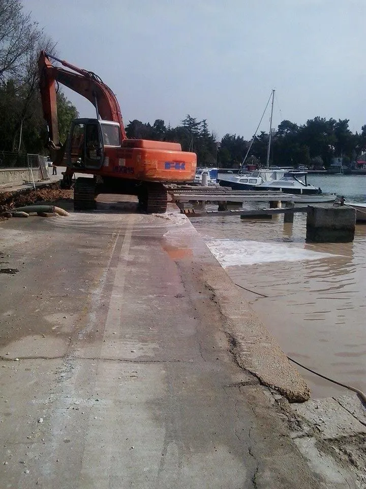 Turiste dočekujemo s lijepim vremenom, sjajnim morem i raskopanom cestom uz obalu