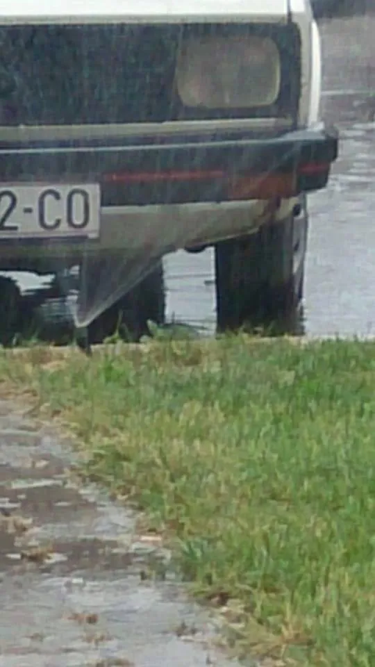 Kiša lije, a prskalice zalijevaju travu