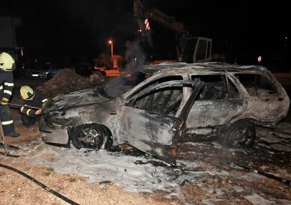 Planula Fiat Brava, vozač se na vrijeme izvukao iz automobila!