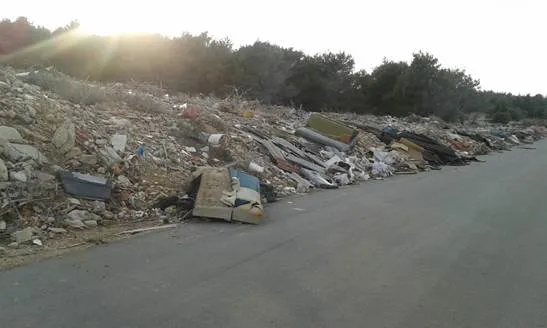 Inspekcija zaštite okoliša: Općina Vir i Zadarska županija godinu dana ignoriraju riješenje o uklanjanju otpada