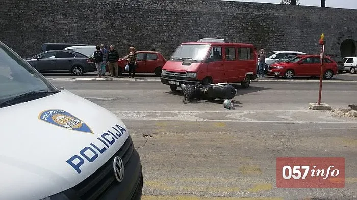 U prometnoj kod mosta ozlijeđen vozač motocikla