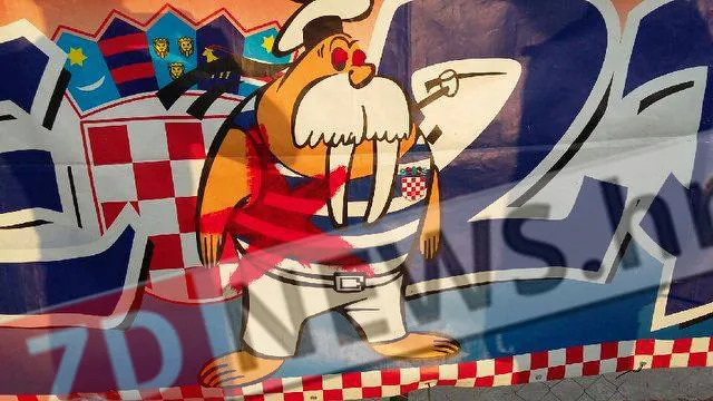 SRAMOTA: Hrvatski transparent išaran crvenom petokrakom, potpisnik na zidu napisao ‘HDZ’