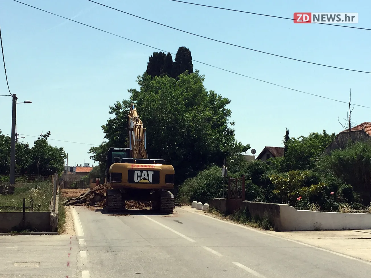 FOTO I VIDEO – Suludo zatvaranje najprometnije ceste usred sezone, građani ogorčeni