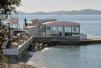 “Porthosu” odbijena koncesija – plaža i objekat su zapušteni!