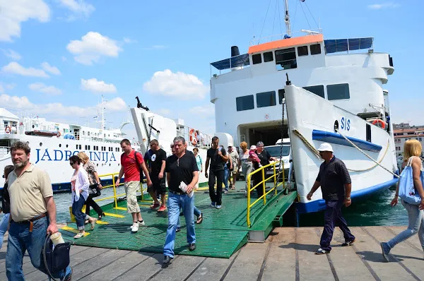 TRAGEDIJA NA SILBI Mladić (17) skočio s mula i slomio vratnu kralježnicu
