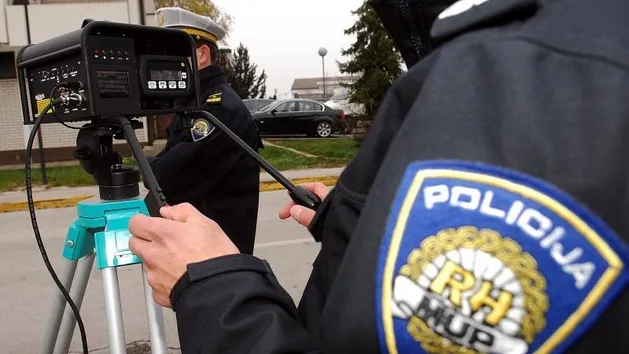 LUDI VIKEND NA CESTI 6 vozača prošlo kroz crveno, 145 jurilo preko ograničenja