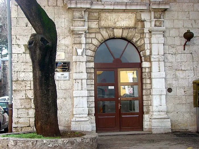 Država sudski iseljava Sveučilište iz DHM-a