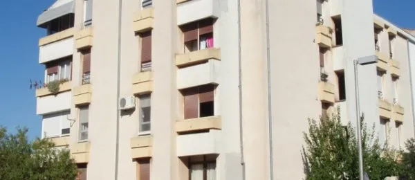 U stanu kod prijateljice djevojka pala s balkona, bori se za život!