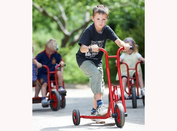 7-godišnje dijete zabilo se romobilom u auto