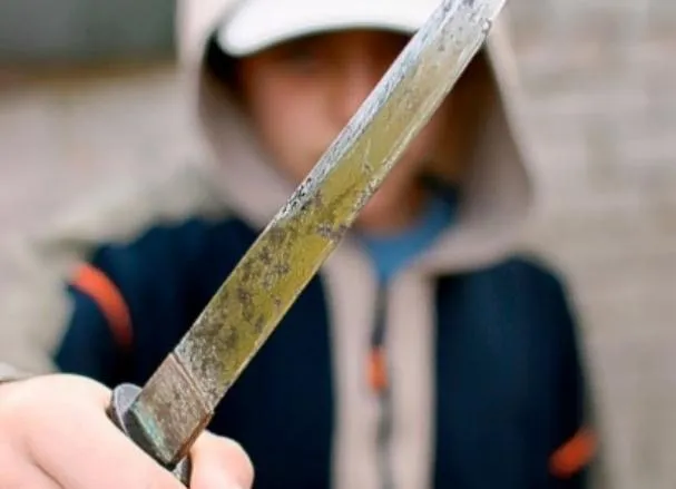 KRVAVI SUKOB Hospitaliziran mladić s ubodnom ranom kraj srca