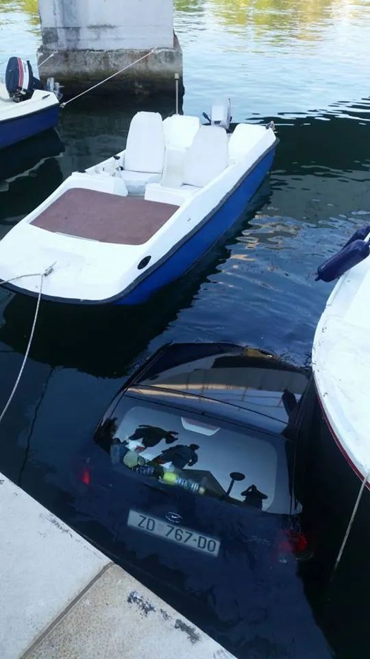 NA BRANIMIROVOJ Automobil “parkirao” između brodova