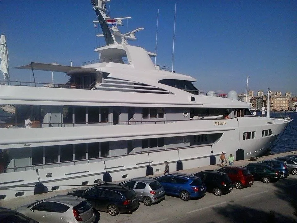 Megajahta američkog kralja svijeća uplovila u Zadar