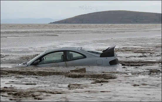 Pijan sletio u more i po moru pokušao voziti
