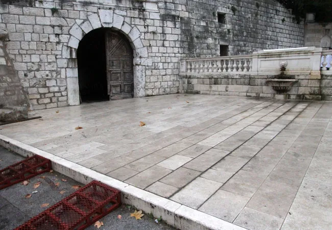 Pao sa sedam metara visokog bedema, želio biti heroj pred djevojkama