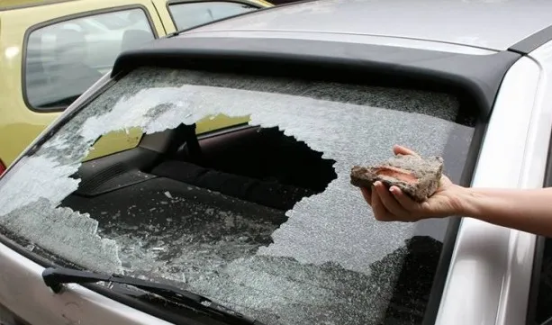 Došao po terapiju, pa razbio auto doktorici i medicinskoj sestri