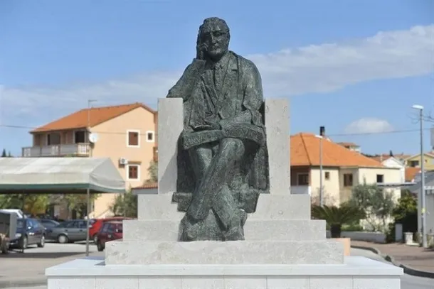 Tuđmanov kip u Pakoštanima je najšokantniji, a u Biogradu najkomičniji!