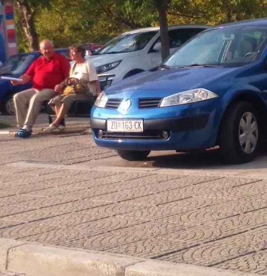 Autom zatvorio prolaz prema glavom ulazu u bolnicu