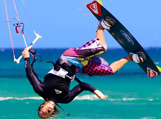 Vjetar odbacio kitesurfericu na kamper