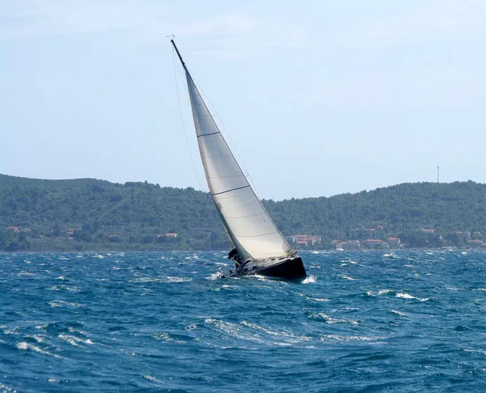 Jugo prevrnulo jedriličare