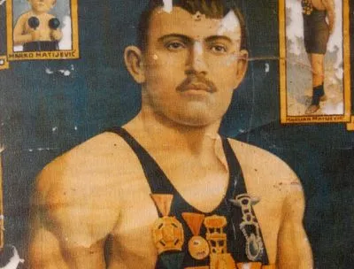 Marijan iz Gračaca; zubima je podizao bačvu od 50 kg, na rukama nosio podij s ljudima