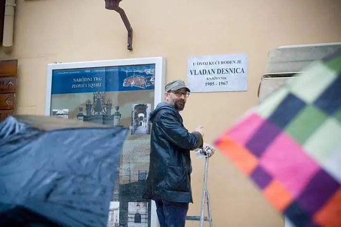 Vladan Desnica dobio spomen ploču na Narodnom trgu