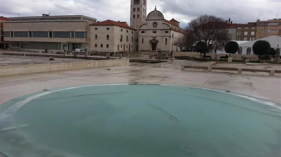 ZDENAC NA FORUMU POTPUNO NAPUKAO Tko i zašto razbija skupocjeno staklo ispred Svetog Donata?