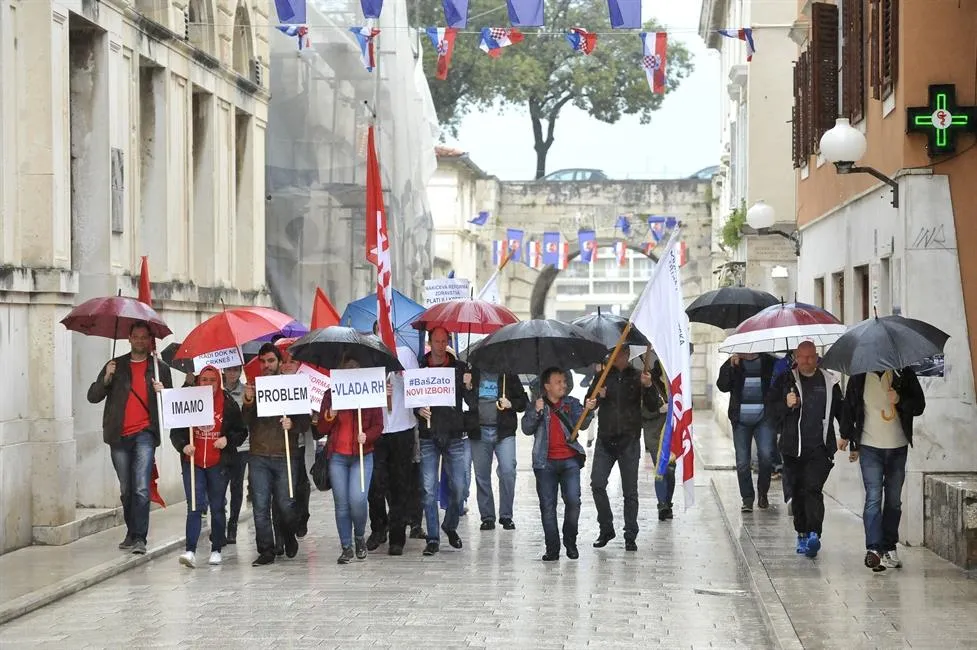 ŠETNJA PUSTIM GRADOM PO KIŠI BEZ GLASOVAC I SABLJAR DRAČEVAC: SDP-ovci bojkotirali vlastiti prosvjed