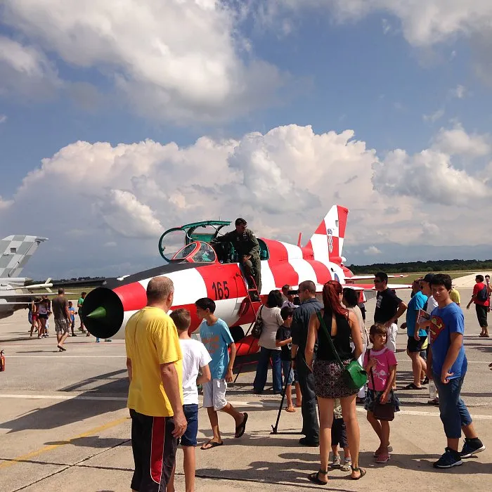 Razgledajte avione i helikoptere u vojarni Zemunik