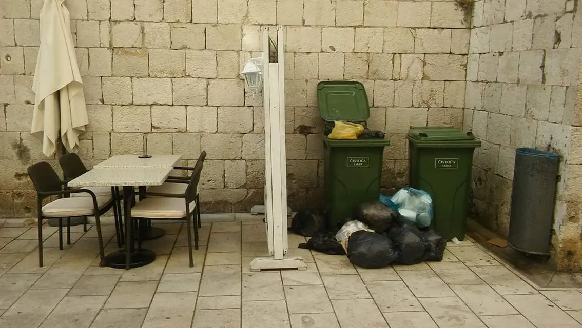 [FOTO] NEVJEROJATNO: Samo metar od stola na kojemu se poslužuje hrana stoje otvorene vreće pune smeća