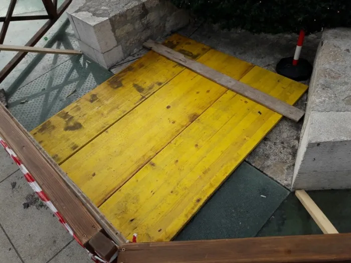 Dostavnim vozilom opet razbijeno staklo na Trgu Petra Zoranića