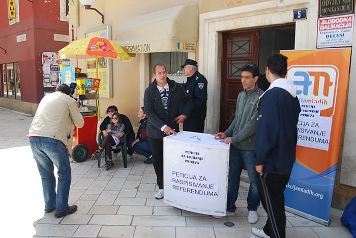 [FOTO] Prikupljanje potpisa za ‘rušenje’ prireza na Narodnom trgu